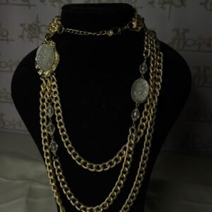 collana in acciaio color oro satinato con pietre verdi