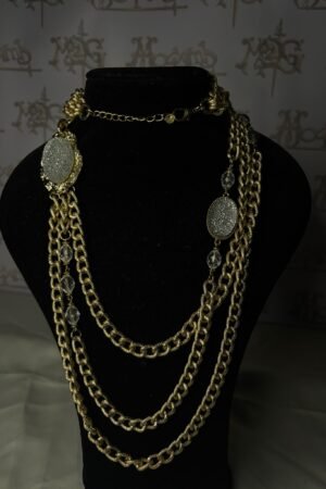 collana in acciaio color oro satinato con pietre verdi