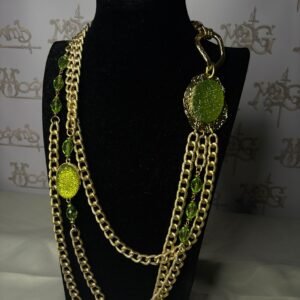 collana in acciaio color oro satinato con pietre verdi