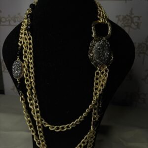 collana in acciaio color oro satinato con pietre verdi