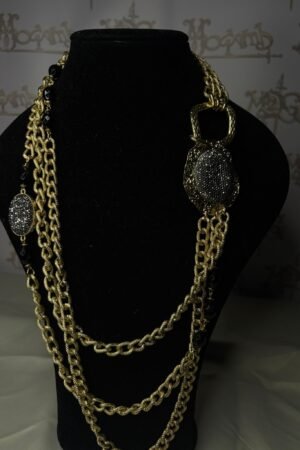 collana in acciaio color oro satinato con pietre verdi collana in acciaio color oro satinato con pietre verdi