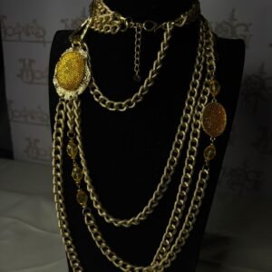 collana in acciaio color oro satinato con pietre verdi