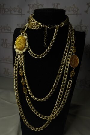 collana in acciaio color oro satinato con pietre verdi
