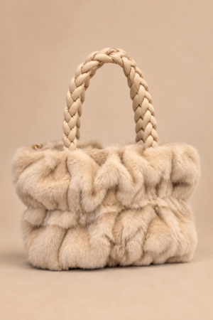 borsa in pelliccia con manici intrecciati