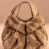 borsa in pelliccia e manico dorato