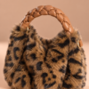 borsa in pelliccia leopardata con manico intrecciato borsa in pelliccia leopardata con manico intrecciato