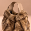 borsa in pelliccia marrone con dettagli dorati