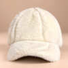 cappellino in pelliccia color avorio