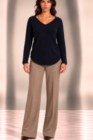 ritratto moda con pantaloni sartoriali beige